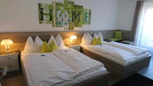 特里尔德切仁或福酒店的配有2盏灯的酒店客房的2张床