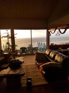 宫崎Ocean Home Guest House的带沙发的客厅,享有海景