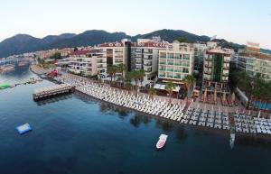 马尔马里斯Poseidon Hotel - Adult Only的城市的空中景观,建筑和港口