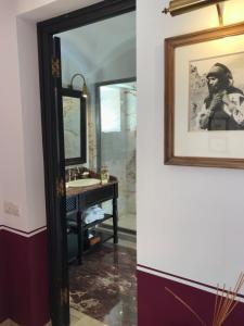 索维拉厄尔蓝宫 - 利莱城堡酒店的一间带镜子和水槽的浴室