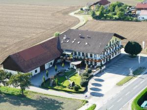 因河畔布劳瑙Hotel - Garni Mittelpunkt-Europa GmbH的享有带车道的大房子的空中景色