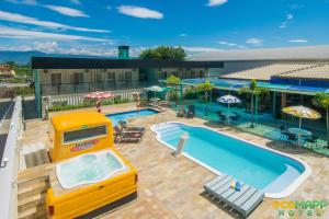 阿帕雷西达EcoMAPP Hotel的享有游泳池和度假村的顶部景致