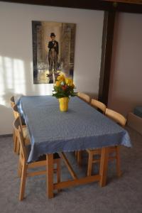 HaibachFamilienzimmer Bastian的一张桌子,上面有蓝色的桌布和花瓶