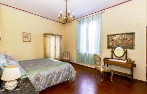 恩波利Villa Antiche Mura的一间卧室配有一张床、一张桌子和一张书桌