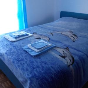 辛特拉Rio de Mouro Quartos的一张带蓝色床单和衣服的床