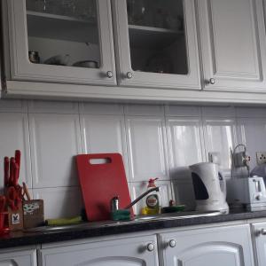 辛特拉Rio de Mouro Quartos的厨房配有白色橱柜和台面