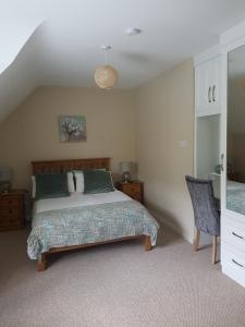 莱特肯尼Woodview Bed & Breakfast.的一间卧室配有一张床和一把椅子