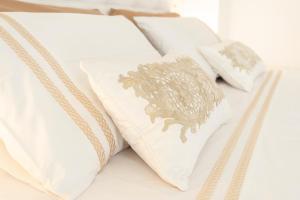 巴里Via Dante Luxury Home的床上一排白色枕头