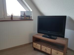 克桑滕DOMizil Xanten的木架上配有平面电视