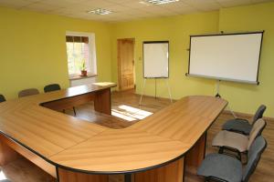 RzeczkaMała Sowa的一间会议室,配有桌子和白板