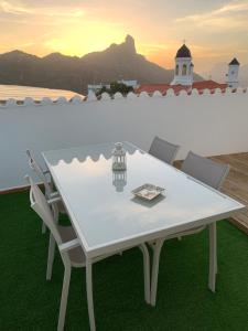 克鲁兹·德·特赫达Casa Guayarmina的白色的桌椅,享有海景