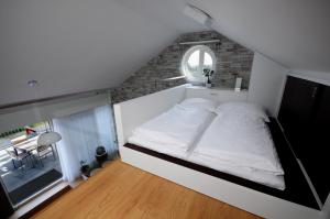 巴甫洛夫帕拉维斯科公寓式酒店的窗户客房内的一张大白色床