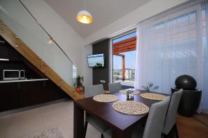 巴甫洛夫帕拉维斯科公寓式酒店的一间带桌椅和楼梯的用餐室