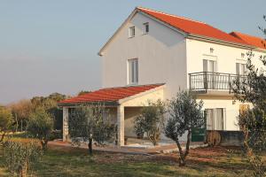 德贝利亚克Holiday Home Hrast的一座白色的大房子,有橙色的屋顶