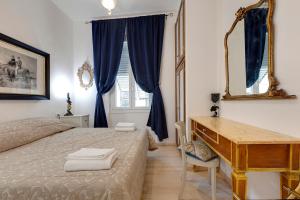 佛罗伦萨法恩莎公寓 的一间卧室配有一张床、一张书桌和一面镜子