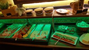 科特布斯Ahorn Hotel的餐桌上带食物的展示盒