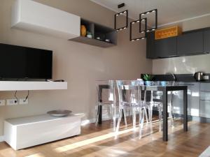 莱维科特尔梅Casa Lu的厨房配有桌椅和电视。