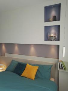 莱维科特尔梅Casa Lu的一间卧室配有蓝色和黄色枕头的床