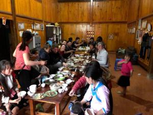萨帕ChienDe Homestay的一群坐在桌子旁吃食物的人