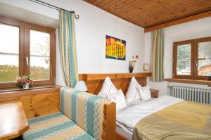 因泽尔宾得豪索兰德酒店的一间卧室设有一张床和一个窗口