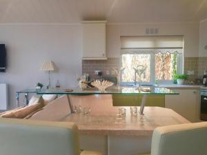 奥赫特拉德Otter Lodge Auchterarder的厨房配有带玻璃台面的台面