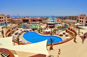 沙姆沙伊赫Coral Sea Aqua Club Resort的度假村水上公园的空中景观