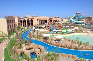 沙姆沙伊赫Coral Sea Aqua Club Resort的一个带游泳池和水上公园的度假胜地