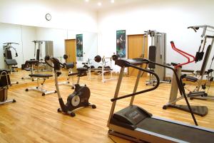 Abū GhuşūnLahami Bay Resort的健身房设有数台跑步机和健身自行车