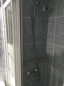 德尼亚Denia Playa I的带淋浴的浴室,带玻璃门