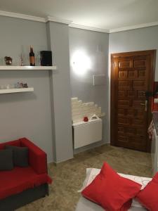 德尼亚Denia Playa I的客厅配有红色沙发和门