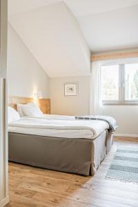 格勒韦尔申斯托撒特拉山区酒店的一间卧室设有一张大床和一个窗户。