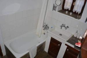 PalaiókastronTraditional Greek Cottage的白色的浴室设有水槽、浴缸和水槽。