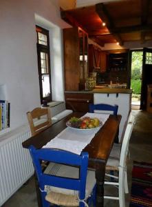 PalaiókastronTraditional Greek Cottage的厨房配有一张桌子,上面放着一碗水果
