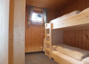 索尔登胡腾阿尔穆胡特索尔登度假屋的小木屋设有两张双层床,配有窗户