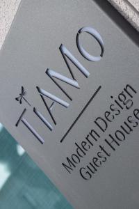 TiAMo Modern Design Guest House的证书、奖牌、标识或其他文件