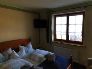 施莱茨Hotel Piccolo的一间卧室设有两张床和窗户。