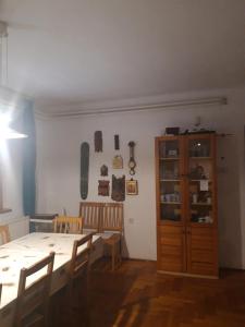 波罗斯洛Zsigmond Ház的一间带桌子和木柜的用餐室