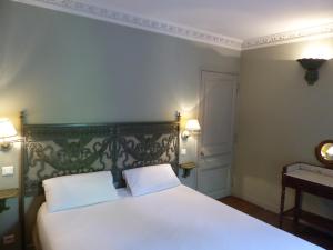 贝桑松莱斯邓思查尔斯昆特酒店的卧室配有白色床和2个白色枕头