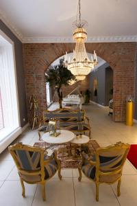 厄勒布鲁亚尔马酒店的一间带椅子和桌子的房间以及吊灯
