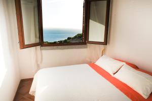 内比达Arromaniu的一间卧室设有一张床和一个海景窗户