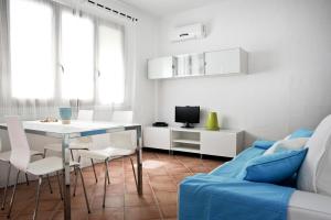 内比达Arromaniu的客厅配有桌子和蓝色沙发