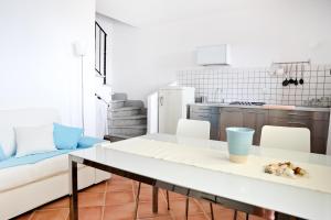 内比达Arromaniu的一间厨房,里面配有桌椅