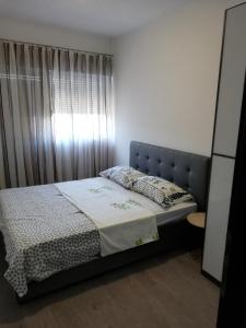 布拉采Apartments Villa Judita的一间卧室设有一张床和一个窗口