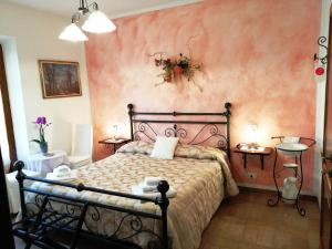 蒙特普齐亚诺Pacifico的一间卧室配有一张床和粉红色的墙壁