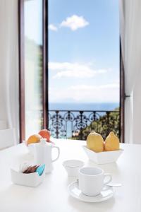 马奥莱里蒙特迪尔克勒酒店的一张桌子,上面放着两杯和盘子