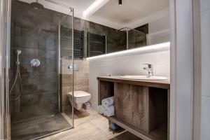 库多瓦-兹德鲁伊维纳斯别墅民宿的一间带水槽和淋浴的浴室
