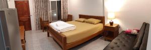 农布Green Mango Resort的一间带床和沙发的小卧室