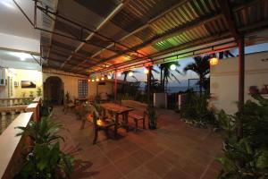 巴斯科Batanes Seaside Lodge & Restaurant的户外庭院配有桌椅和灯