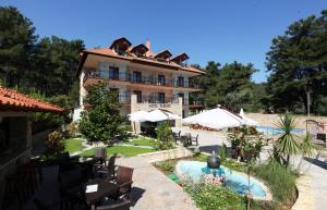 萨索斯格丽卡迪酒店的一座带游泳池和大楼的度假村