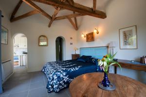 贝纳克和卡泽纳克La Source, Beynac, Dordogne的一间卧室配有一张床和一张木桌